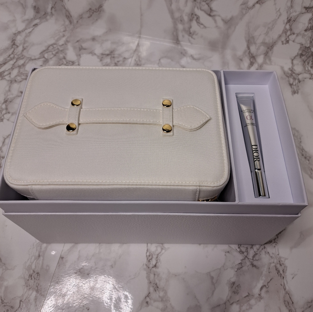 Dior White Vanity Case, Hand Towel, Headband And 15 ml Capture Totale Hyalushot - Picture 13 of 14